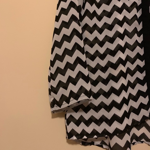 Polyester Chevron blouse - Picture 2 of 3